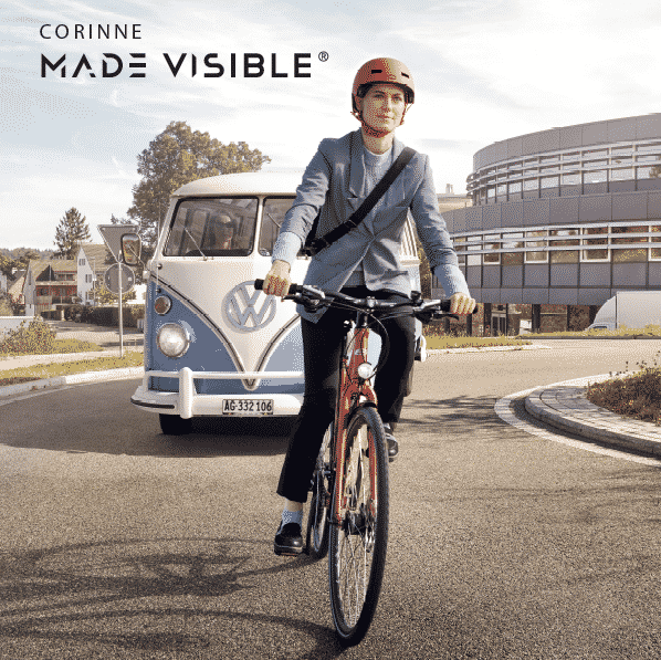 Dans le giratoire, roule au milieu de la route